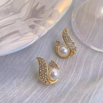 Elegant Teardrop Stud Pearl Earrings-4